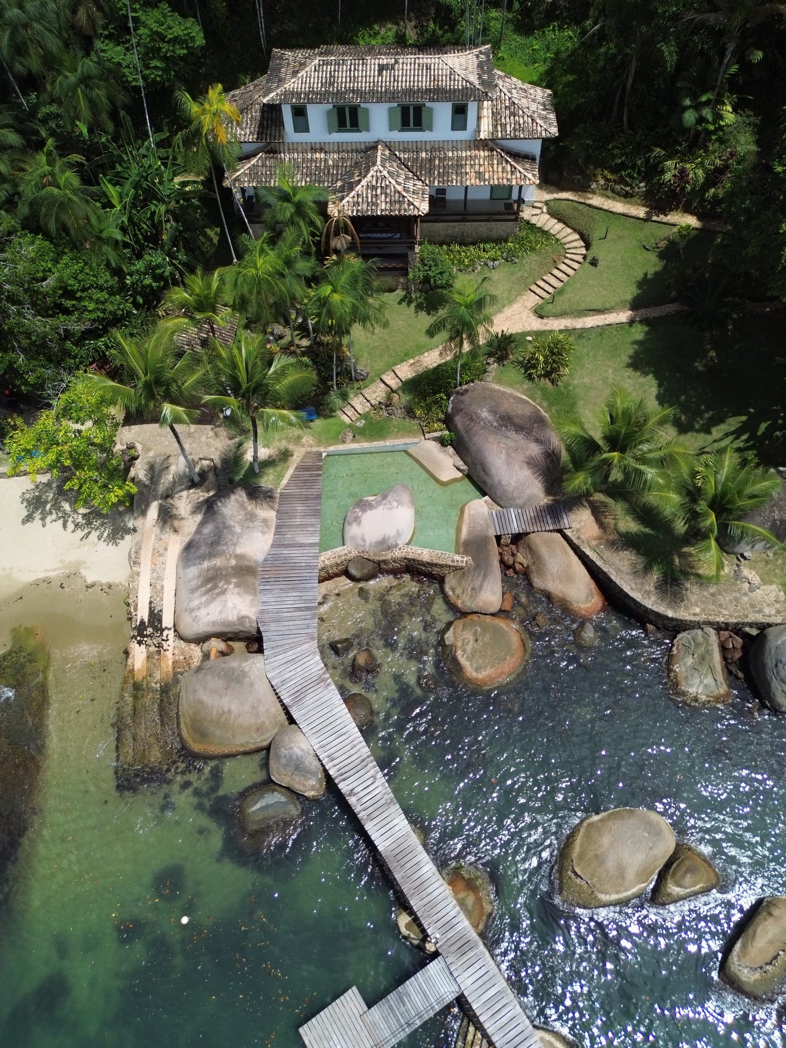 Propriedade à beira-mar em Paraty, com piscina de borda infinita entre as pedras